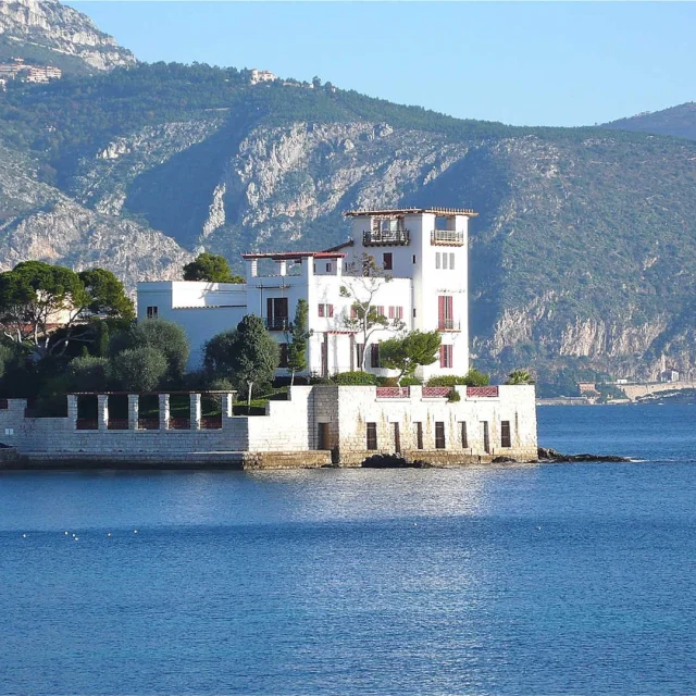 La villa Kerylos au bord de la mer