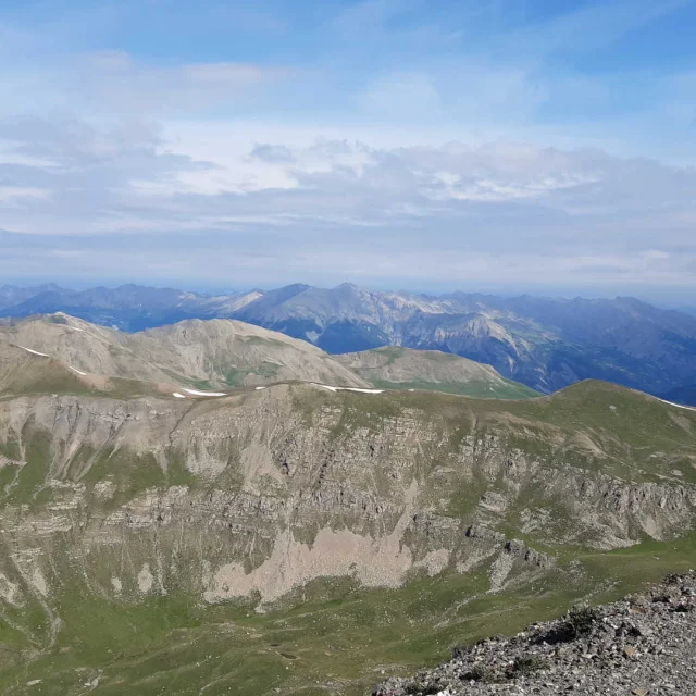 Vue panoramique sur le Mercantour depuis le col de la Bonette