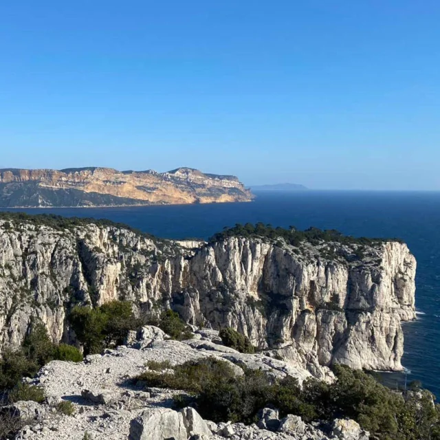 Vue panoramique sur les falaises de Devenson dans les calanques de Cassis