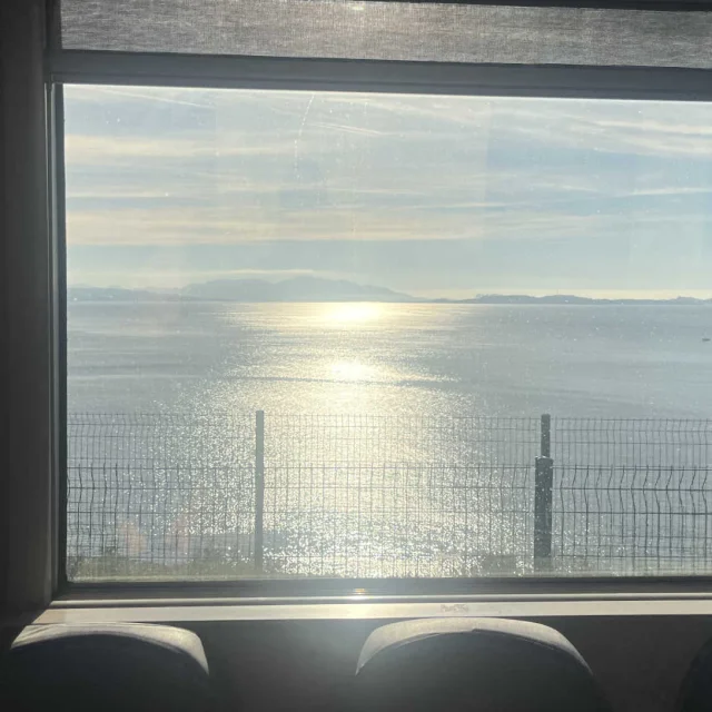 Vue par la fenêtre du train TER de la Côte Bleue