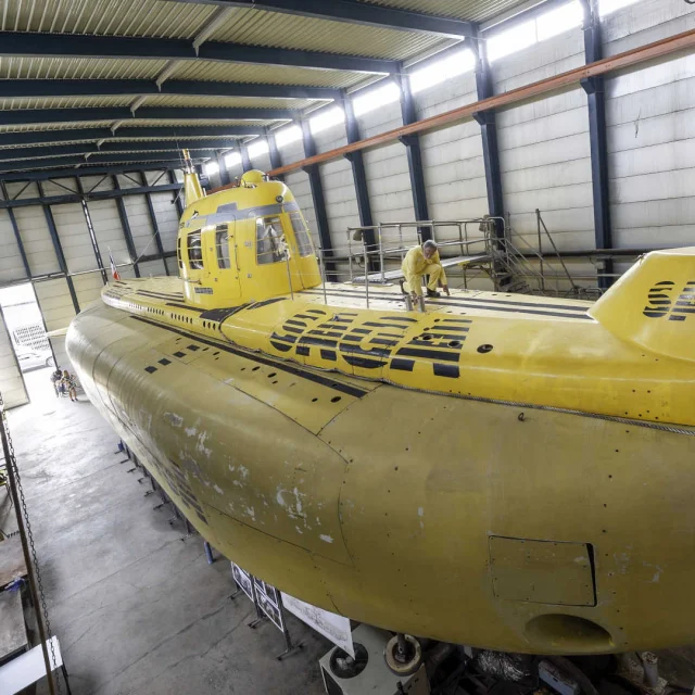 Le sous-marin Saga photographié dans son hangar