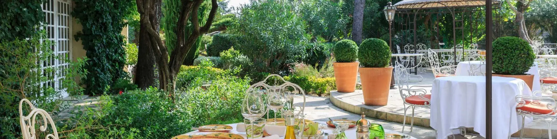 Une table dressée dans le jardin verdoyant de l'Auberge de Cassagne