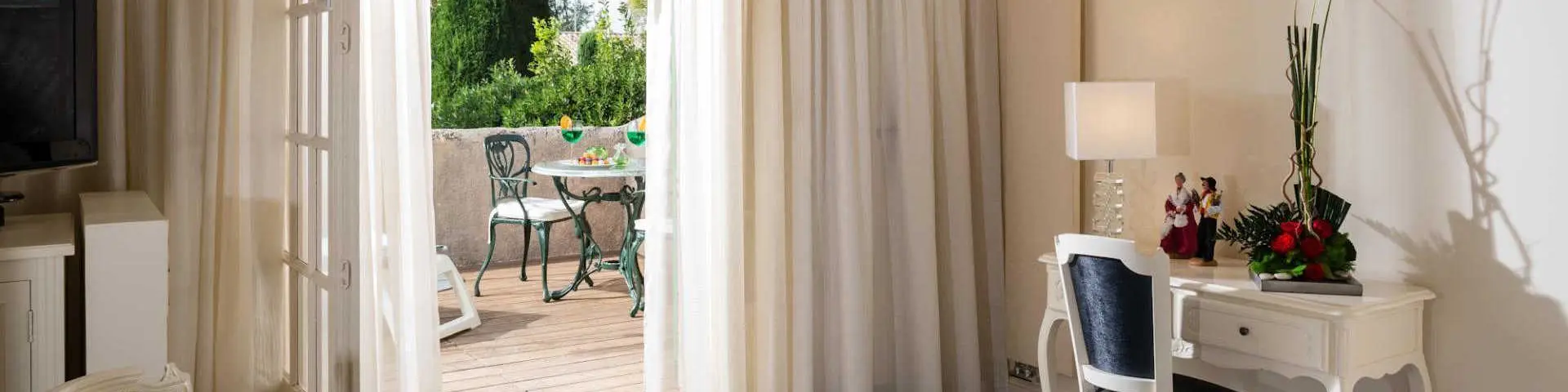 Vue d'une chambre sur sa terrasse à l'Auberge de Cassagne