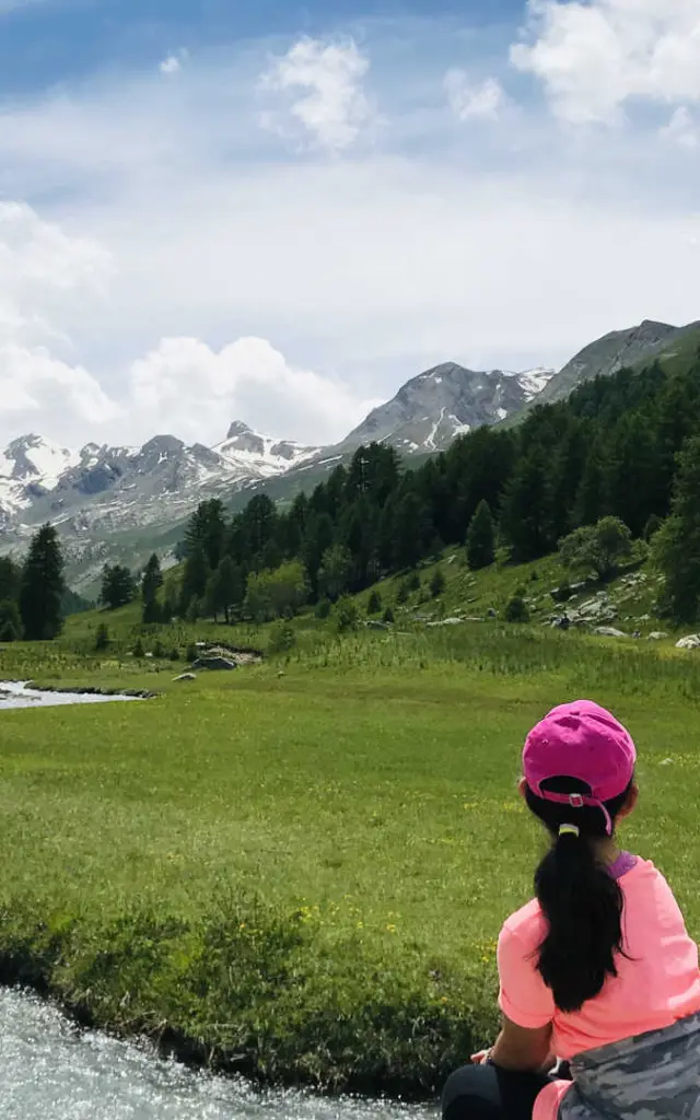Two children observing the landscape of the Lauzanier valley