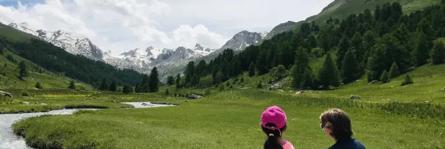 Two children observing the landscape of the Lauzanier valley