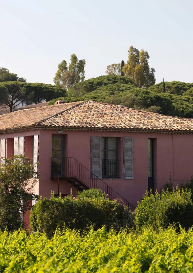 Façade rose de la Bastide Du Clos Des Roses
