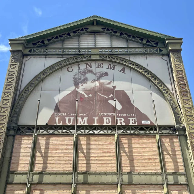 La façade historique de l'ancien cinéma Le Lumière à La Ciotat
