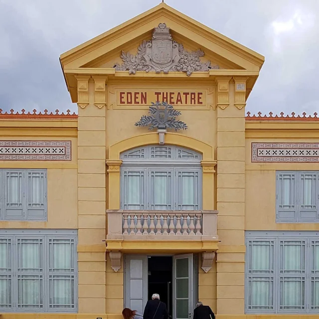 La grande façade jaune de l'Eden Théâtre à La Ciotat