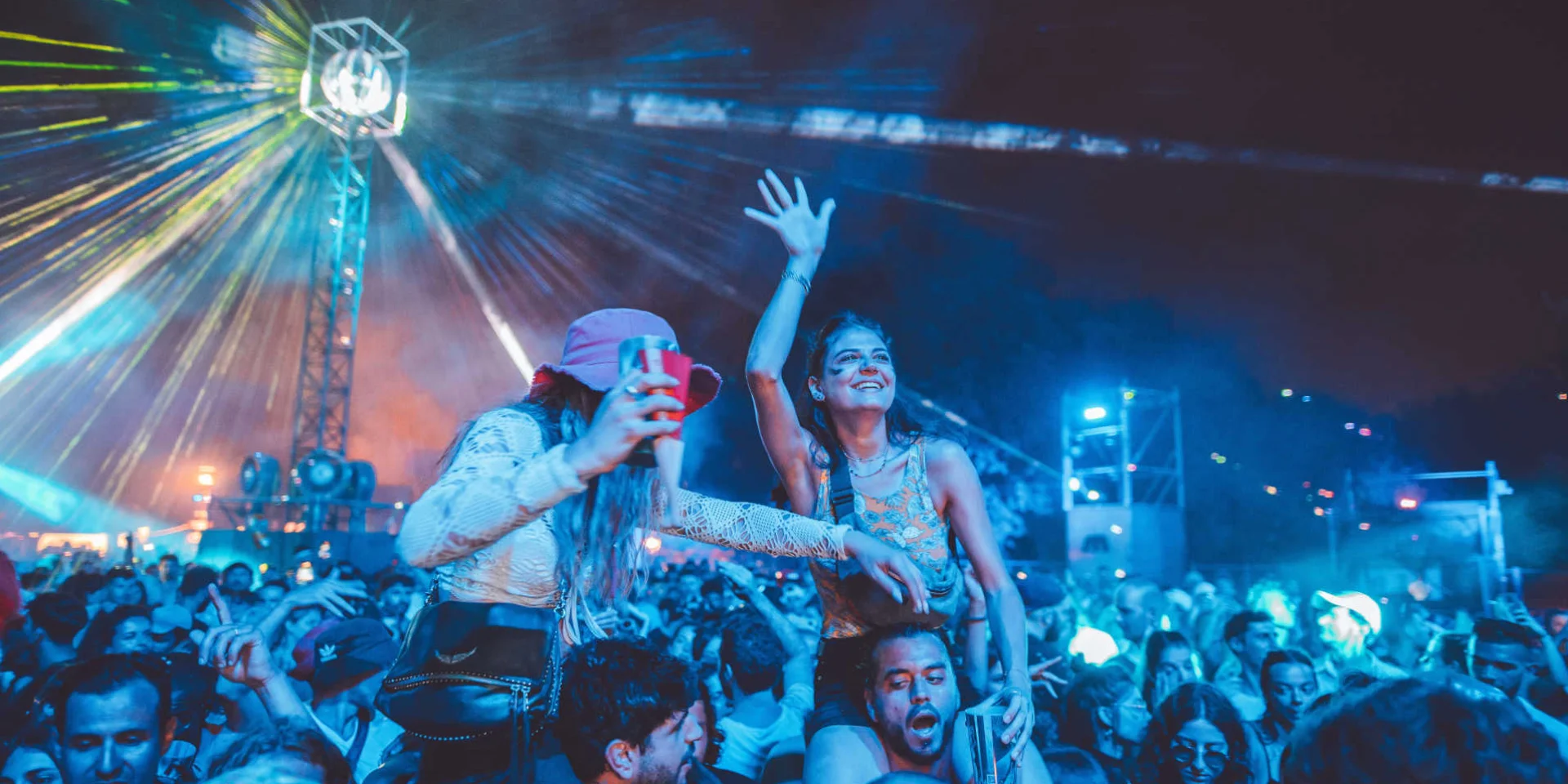 Groupe de jeunes faisant le fête au festival Marsatac