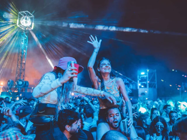 Groupe de jeunes faisant le fête au festival Marsatac