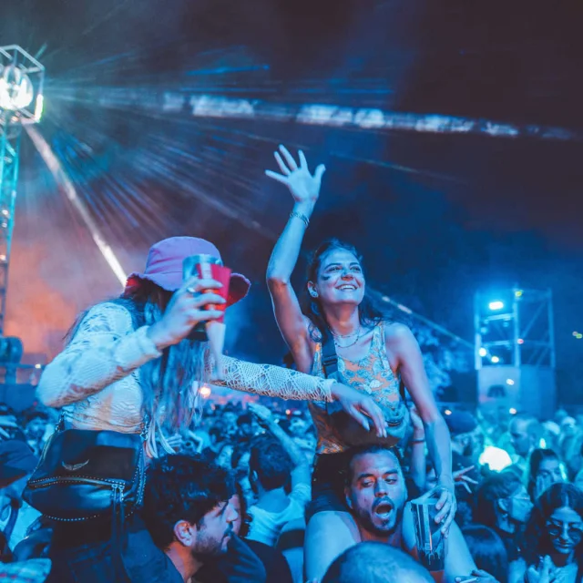 Groupe de jeunes faisant le fête au festival Marsatac