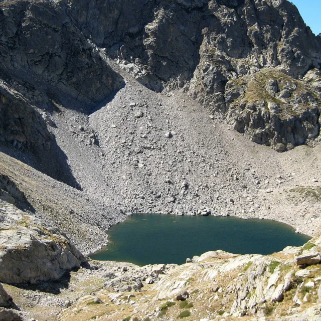 Le lac Niré au cœur d'un cirque minéral