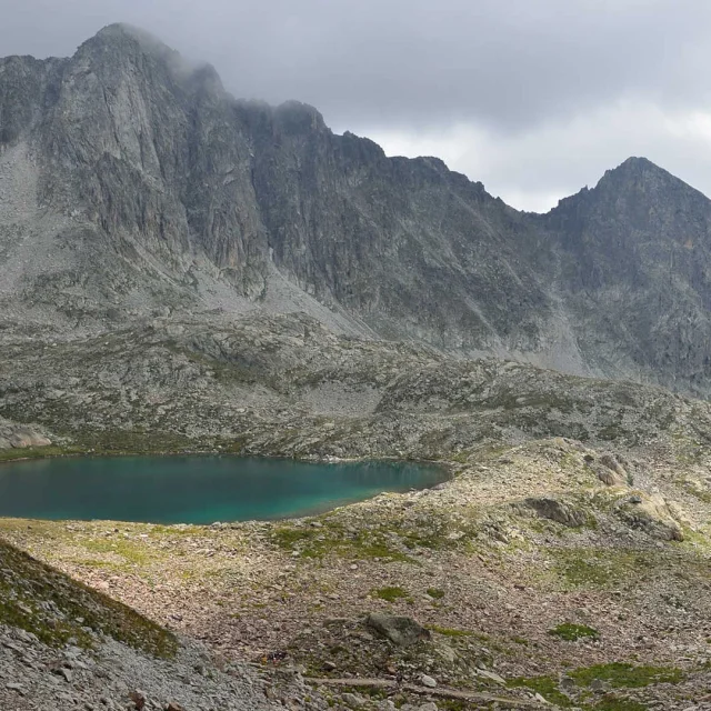 Vue panoramique et ambiance minérale autour des lacs de Terre Rouge