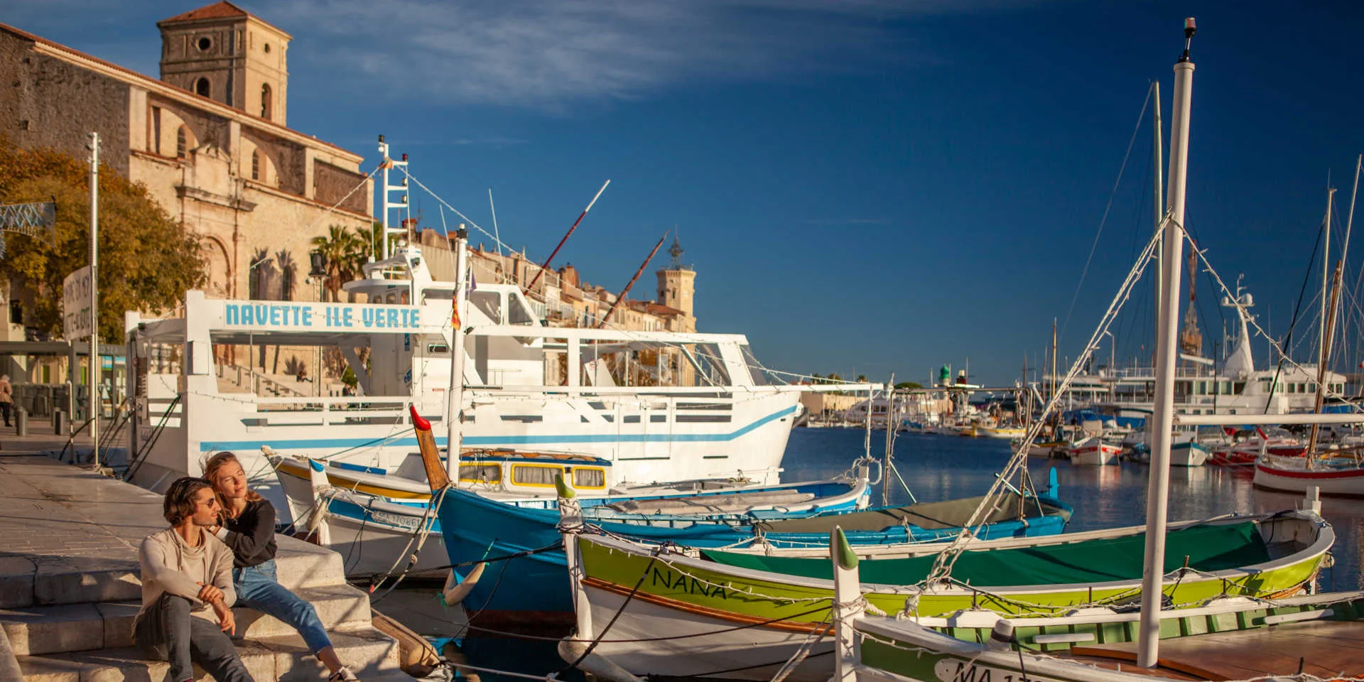 Un couple assis près des pointus du port de La Ciotat