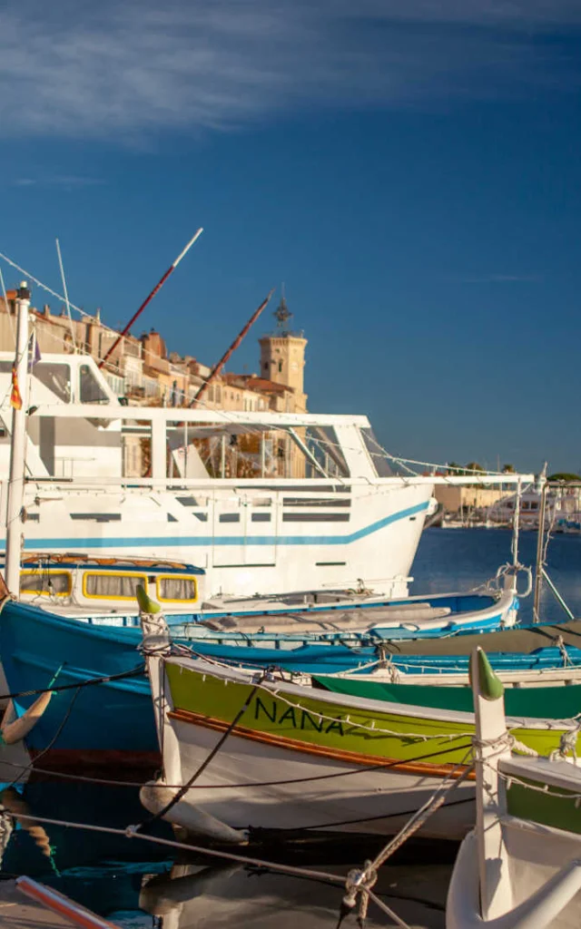 Un couple assis près des pointus du port de La Ciotat