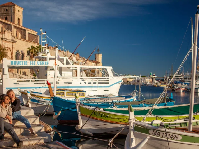 Un couple assis près des pointus du port de La Ciotat