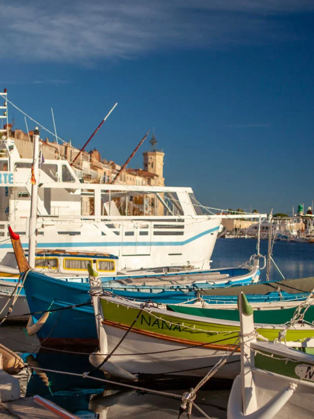 A couple sitting near the pointus in the port of La Ciotat