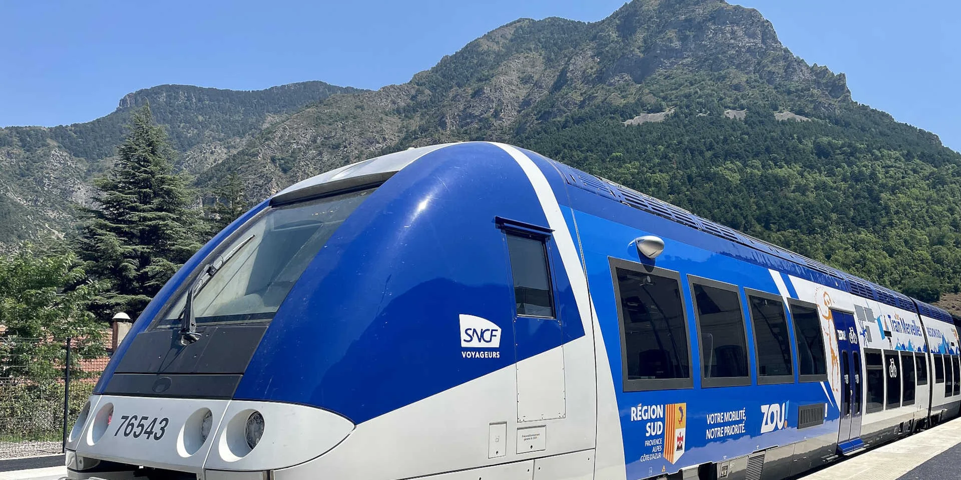 Un TER ZOU en garde de Tende, avec les montagnes en arrière-plan