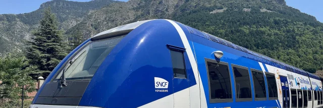 Un TER ZOU en garde de Tende, avec les montagnes en arrière-plan