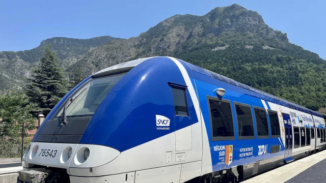 Un TER ZOU en garde de Tende, avec les montagnes en arrière-plan