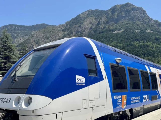 Un TER ZOU en garde de Tende, avec les montagnes en arrière-plan