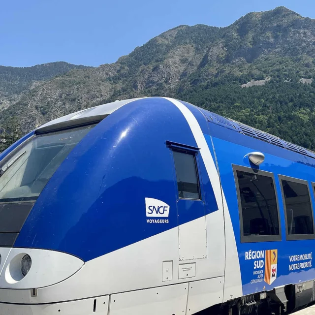 Un TER ZOU en garde de Tende, avec les montagnes en arrière-plan