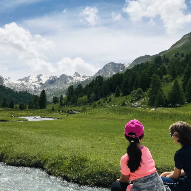Deux enfants qui observent le paysage du vallon de Lauzanier
