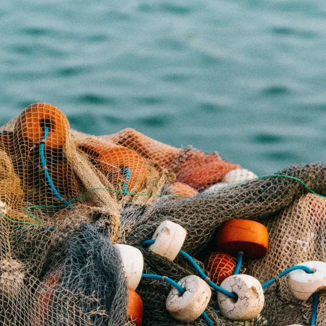 Filets de pêche et la mer en arrière-plan