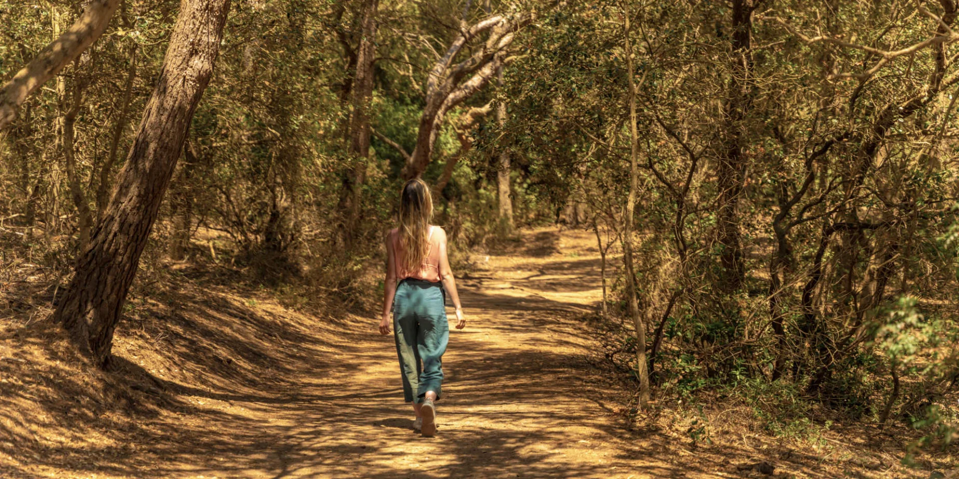 Femme de dos en balade à Porquerolles