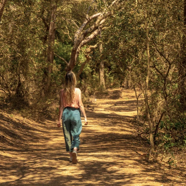 Femme de dos en balade à Porquerolles