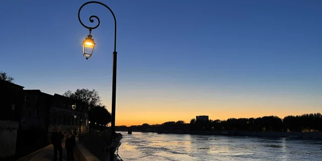 Quais du Rhône à la nuit tombante