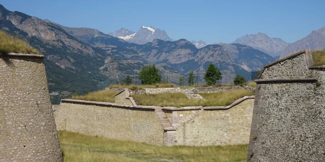 Fortifications Vauban de Mont-Dauphin devant les montagnes