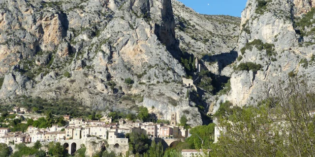 Vue de Moustiers Sainte Marie et de la chapelle Notre Dame de Beauvoir contre la roche