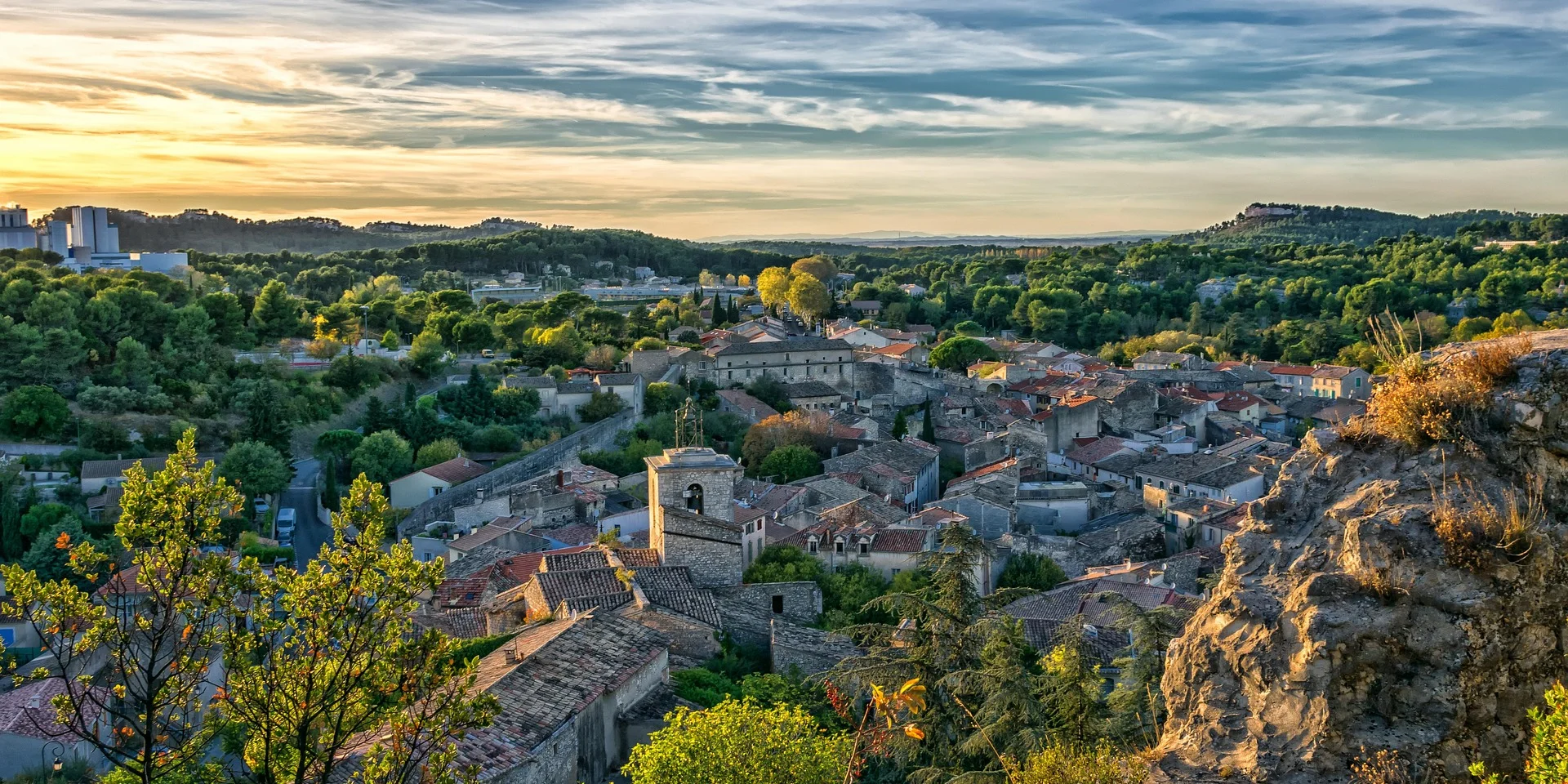 Vue sur le village d'Orgon au coucher du soleil