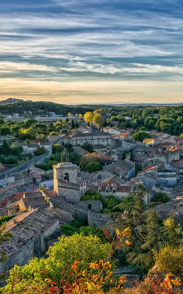Vue sur le village d'Orgon au coucher du soleil