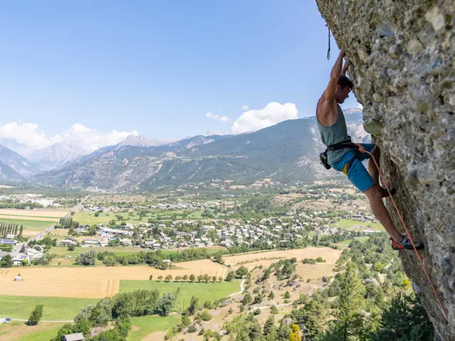 Ein Kletterer, der über Mont-Dauphin klettert