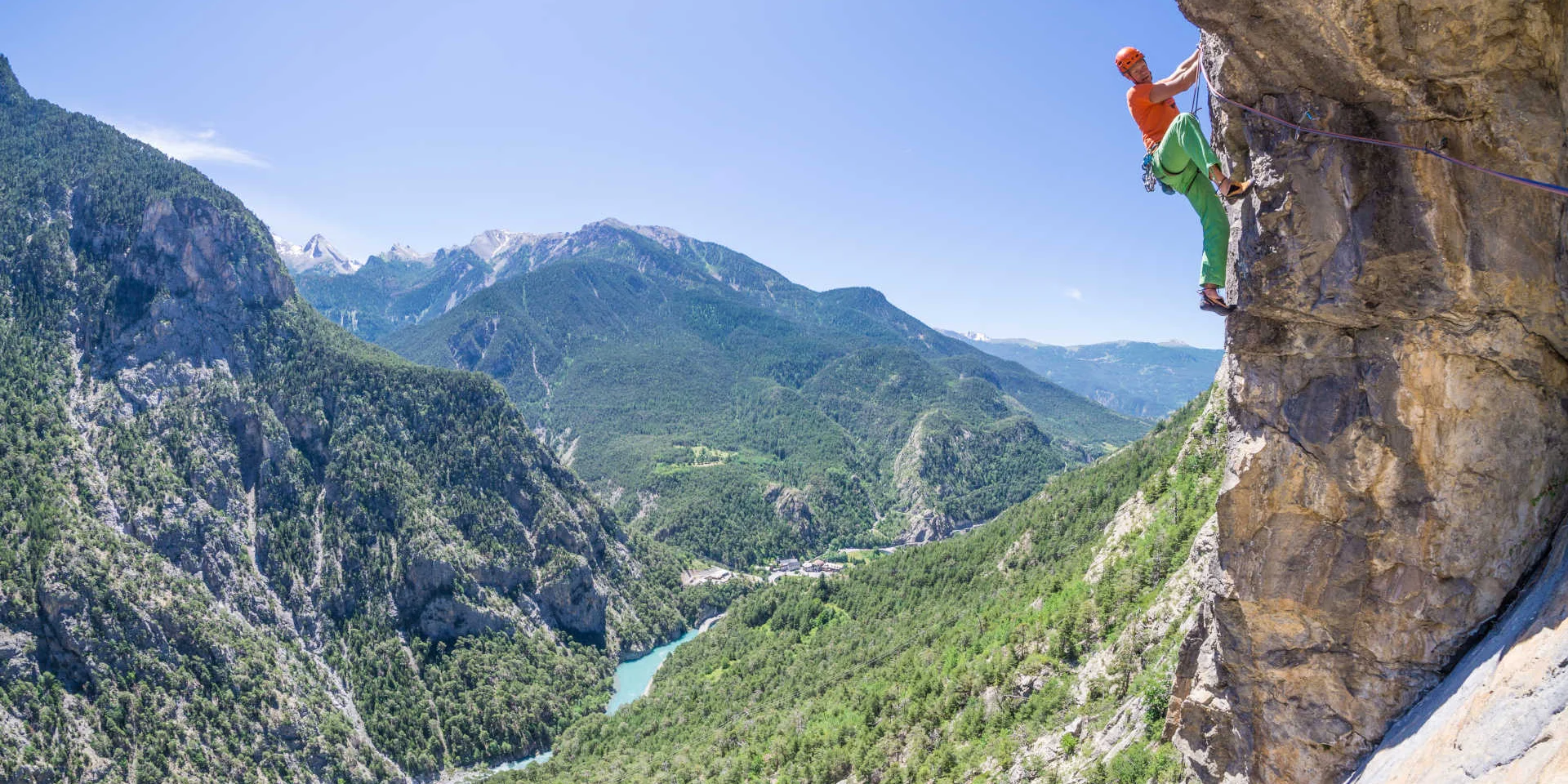 Un grimpeur dans les Alpes du Sud au-dessus d'un superbe panorama