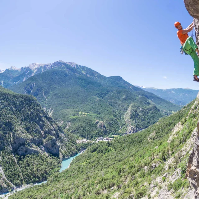 Un grimpeur dans les Alpes du Sud au-dessus d'un superbe panorama