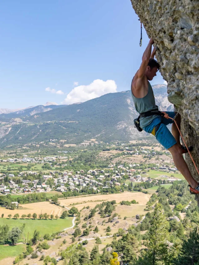Un grimpeur qui escalade au-dessus de Mont-Dauphin
