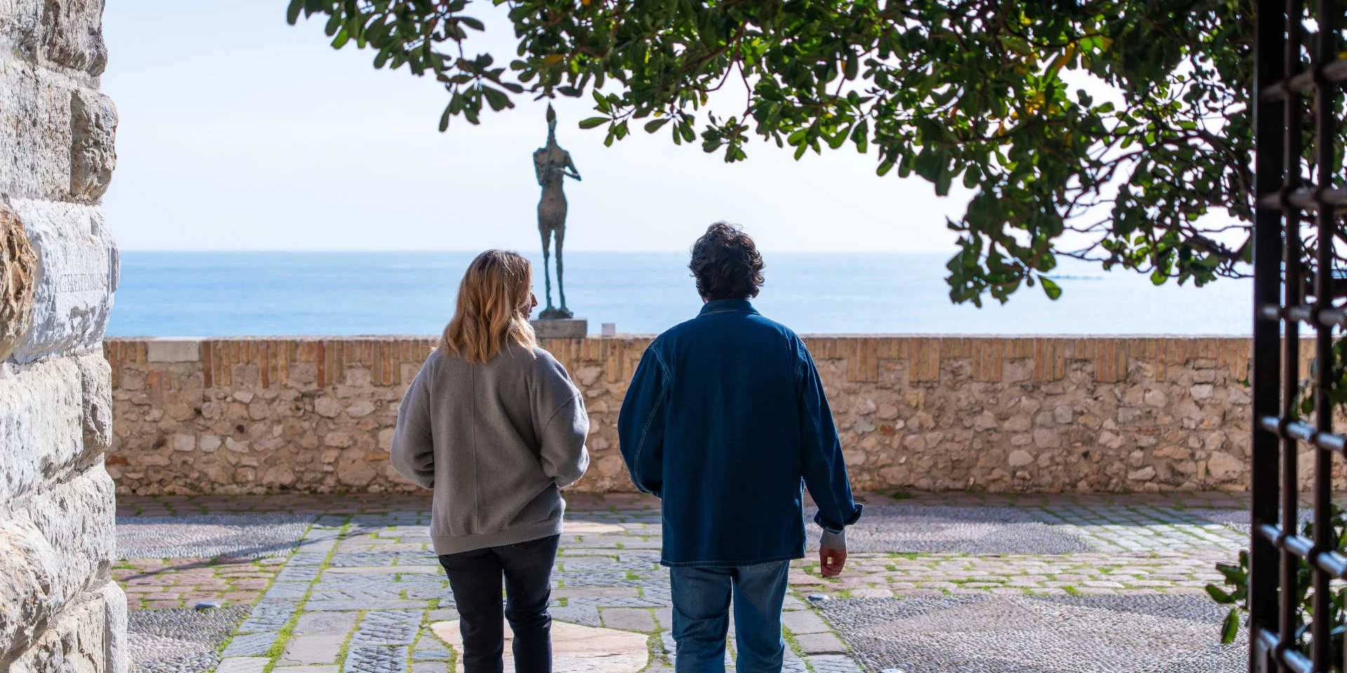 Couple sur la terrasse du Musée Picasso d'Antibes