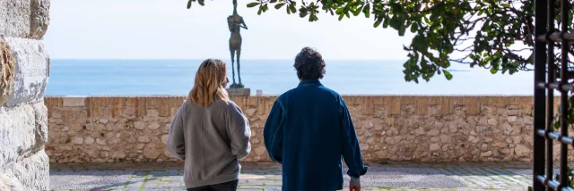 Couple sur la terrasse du Musée Picasso d'Antibes