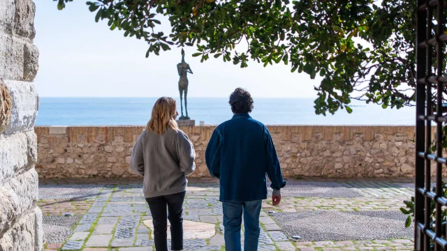 Couple sur la terrasse du Musée Picasso d'Antibes