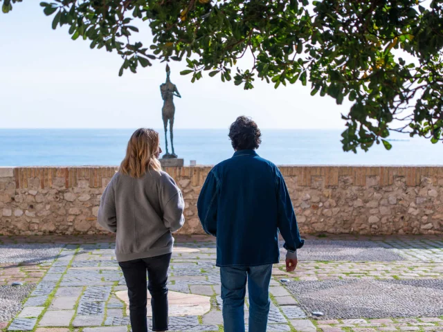 Couple sur la terrasse du Musée Picasso d'Antibes