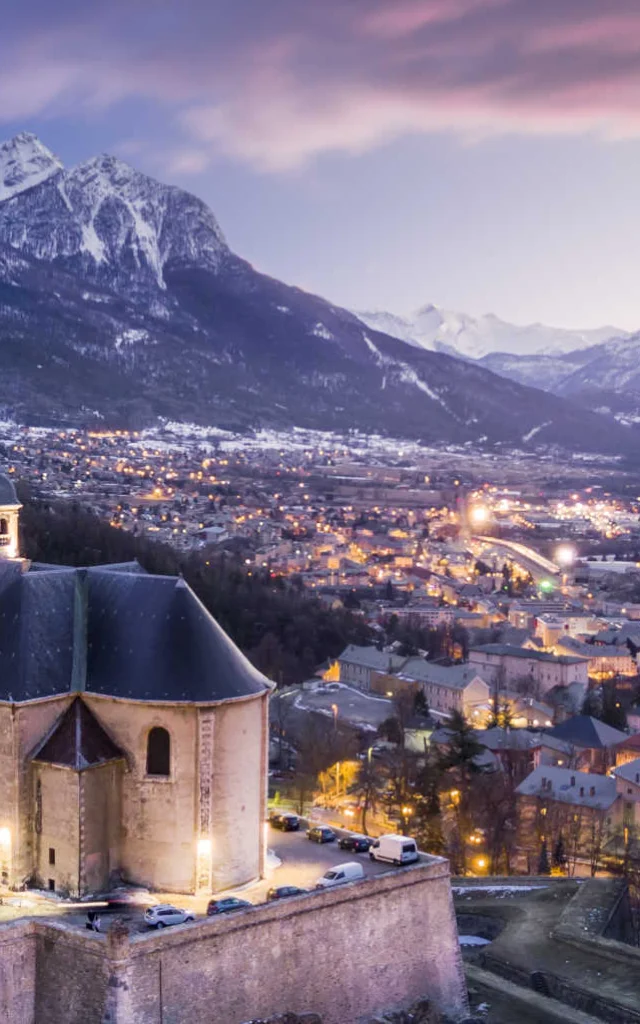 Vue sur Briançon illuminée à la tombée du jour