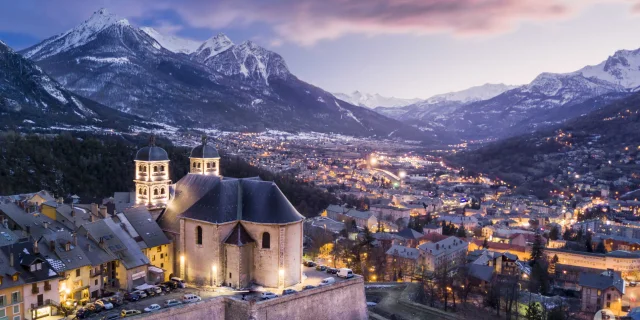 Vue sur Briançon illuminée à la tombée du jour