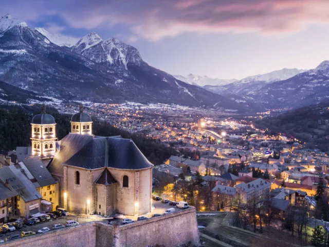 Briançon und seine Lichter bei Einbruch der Dunkelheit