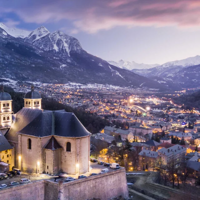 Vue sur Briançon illuminée à la tombée du jour