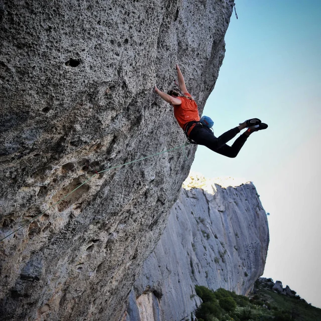 La grimpeuse Eline Le Menestrel au milieu d'une paroi de la montagne de Céüse