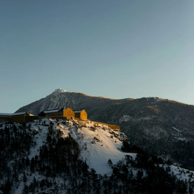 Le fort des Trois Têtes de Briançon au coucher de soleil en hiver