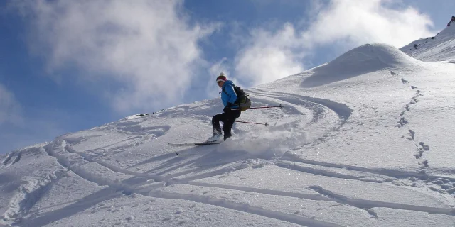 Skieur dans les Alpes du Sud